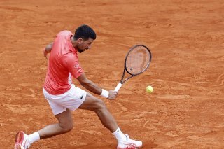 Novak Djokovic presque méconnaissable sur la terre battue de Monte-Carlo. KEYSTONE/EPA/SEBASTIEN NOGIER